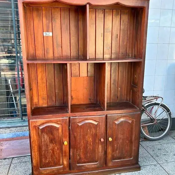 Modular de Algarrobo en excelente estado medidas frente 1.24 profundidad 0.30  alto 1.90 $250.000