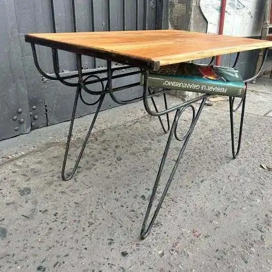 Mesa de centro destino industrial con estructura de hierro negro y tapa de madera valor 90,000 pesos