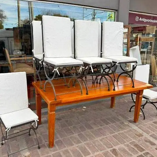 Mesa de campo con ocho sillas rústicas