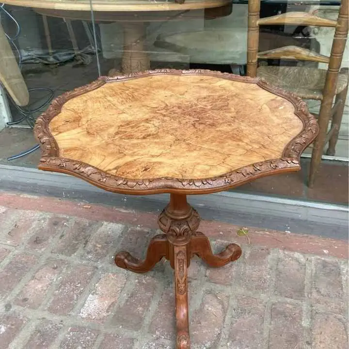 Mesa de sala antigua