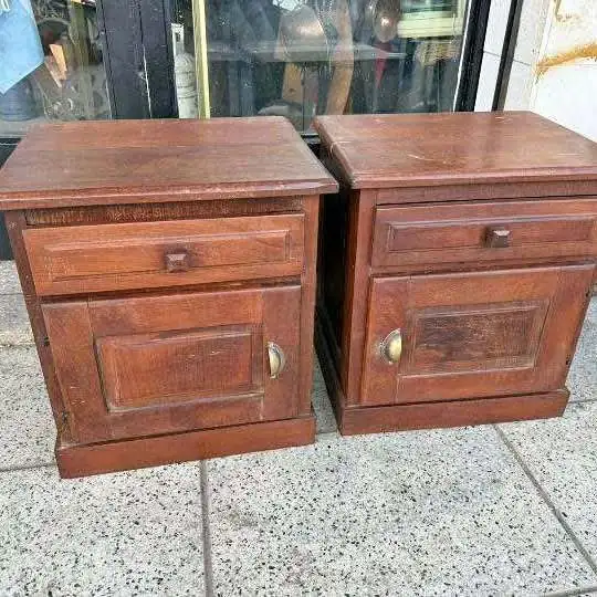 Par de Mesas de luz de Algarrobo muy lindas restauradas el par 110,000 medidas 47 × 37 alto 0.55
