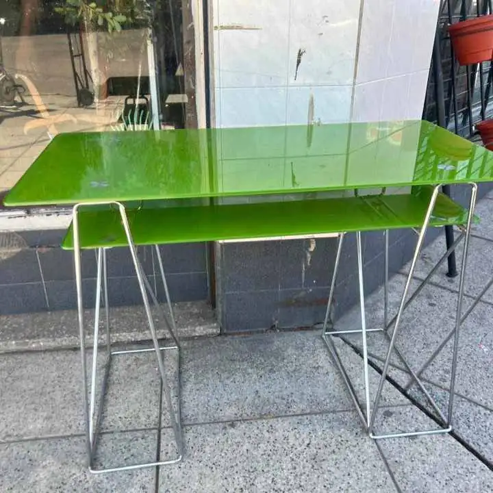 Escritorio de diseño se encuentra en exelente estado valor $150.000