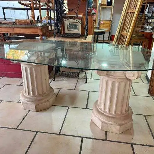 Mesa de comedor con tapa de vidrio y base de columnas clásicas valor $250.000 más datos en las fotos
