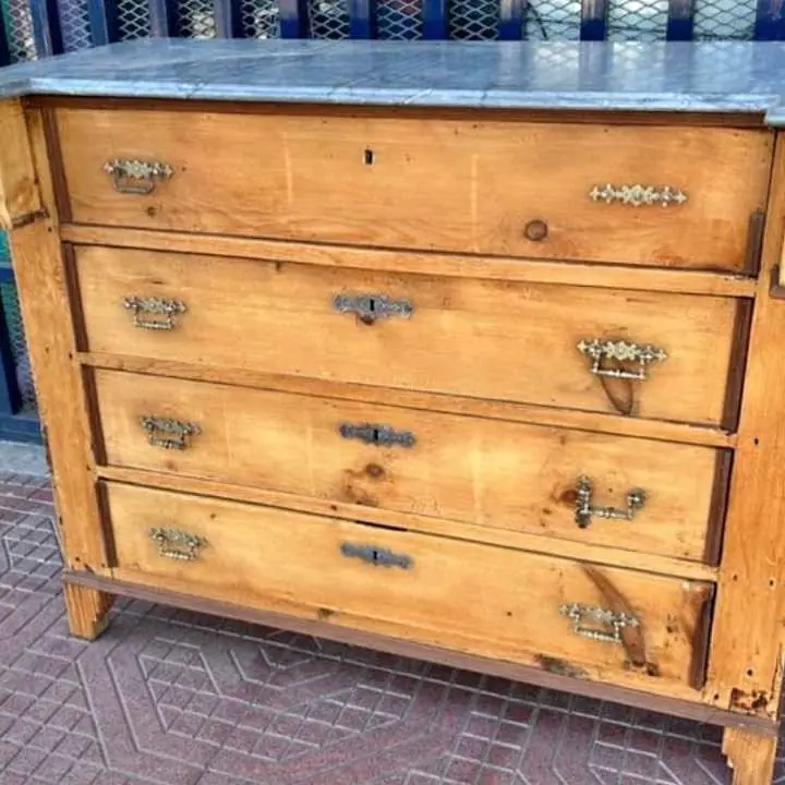 Comoda antigua estilo inglés de madera Oregon valor $250,000 más datos en la Fotos