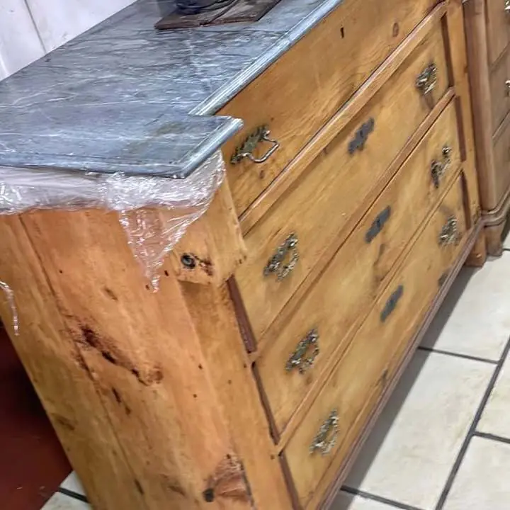 Comoda antigua lavada mármol sano tiradores de bronce con hierro muy Deco 250,000 pesos
