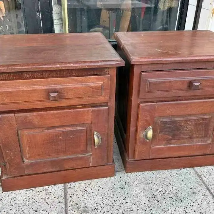 2 Mesitas de noche ￼el par $120.000