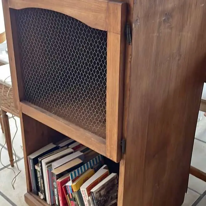 Mueble de guardado estilo campo de madera maciza valor $75.000