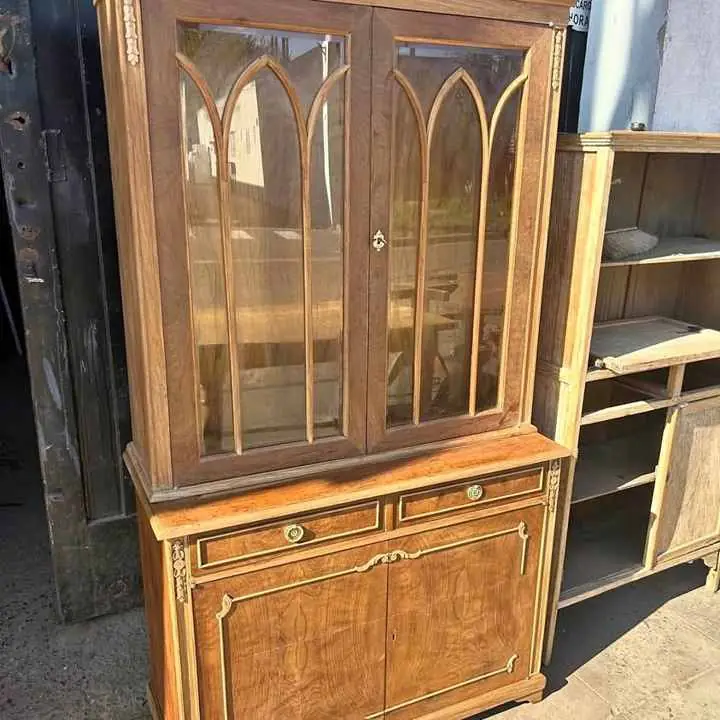 Vitrina antigua estilo inglés valor$350,000 más datos en la Fotos