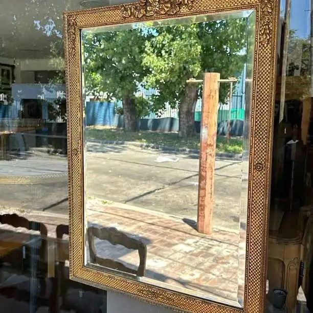 ￼ Espejo antiguo vidrio biselado Marco estilo francés valor $120,000 más datos en las fotos