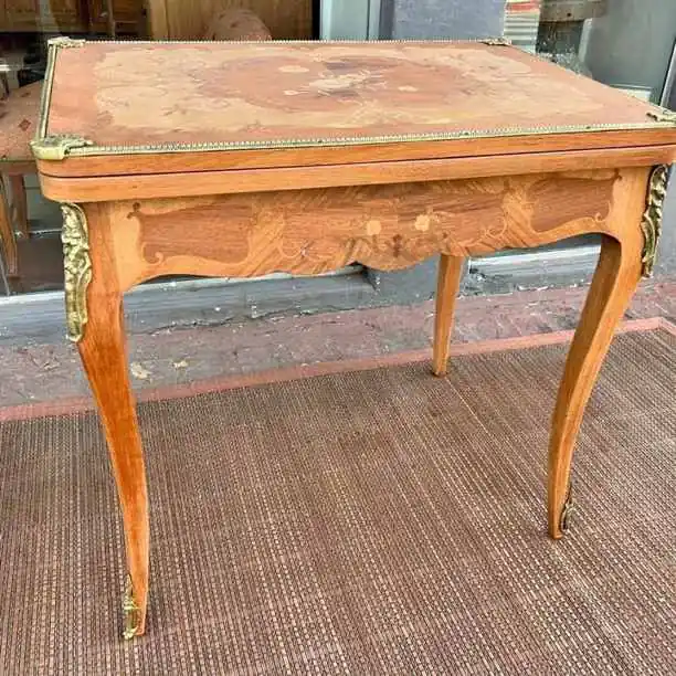 Escritorio antiguo estilo francés lavado más datos en la Fotos valor $400,000
