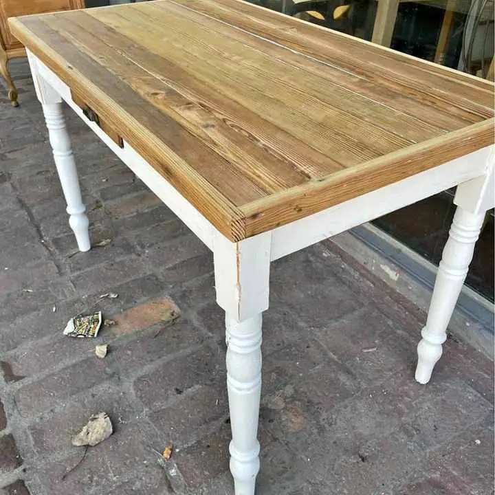Mesa antigua de campo tapa de Pinotea patas de madera maciza valor 300.000