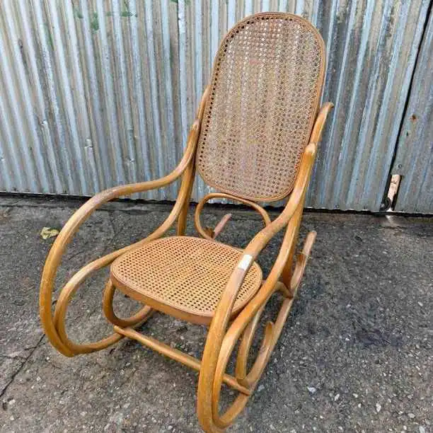 Mecedora antigua estilo Thonet valor $180,000