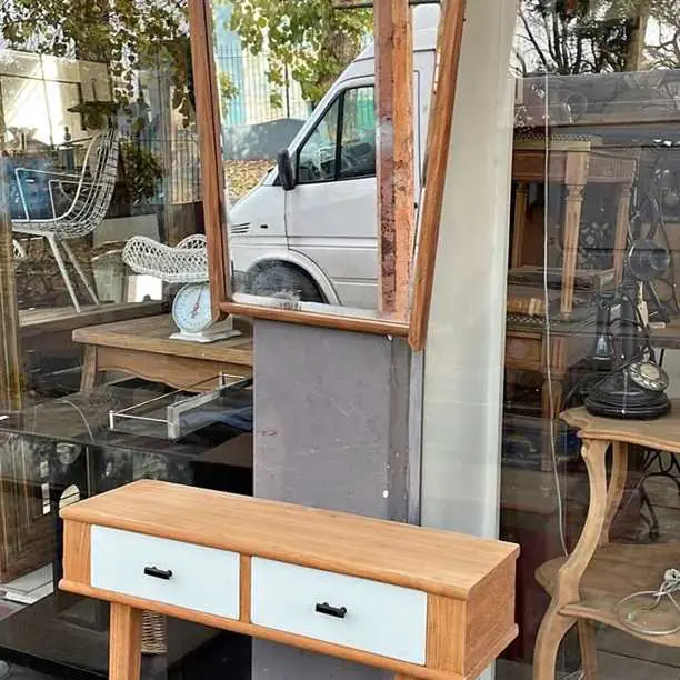 Vestidor antiguo valor 120.000 pesos el vidrio del espejo es biselado
