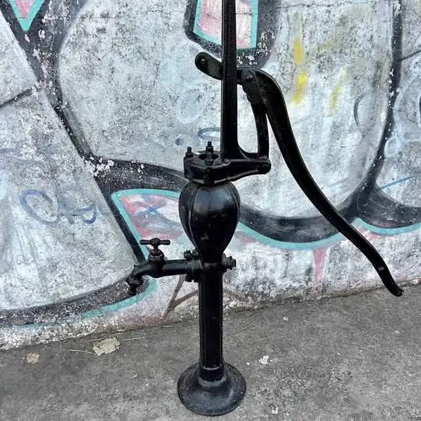 Bomba de agua antigua decorativa $100,000 más datos en la Fotos