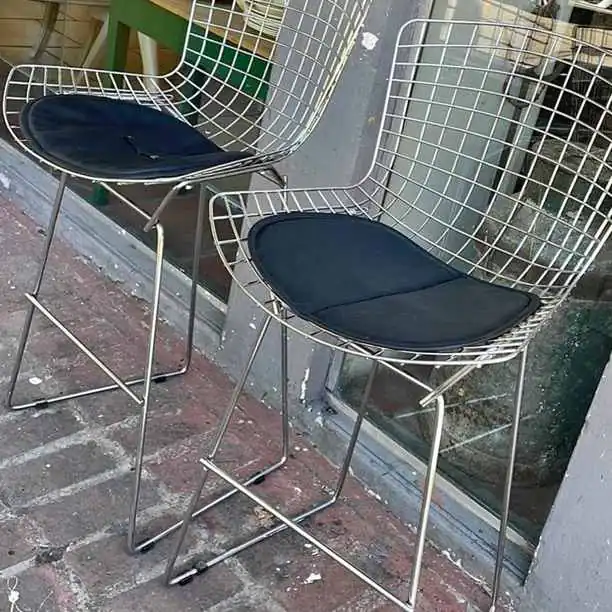 Taburetes de diseño muy cómodos cada uno $100.000 se venden juntos tengo 3
