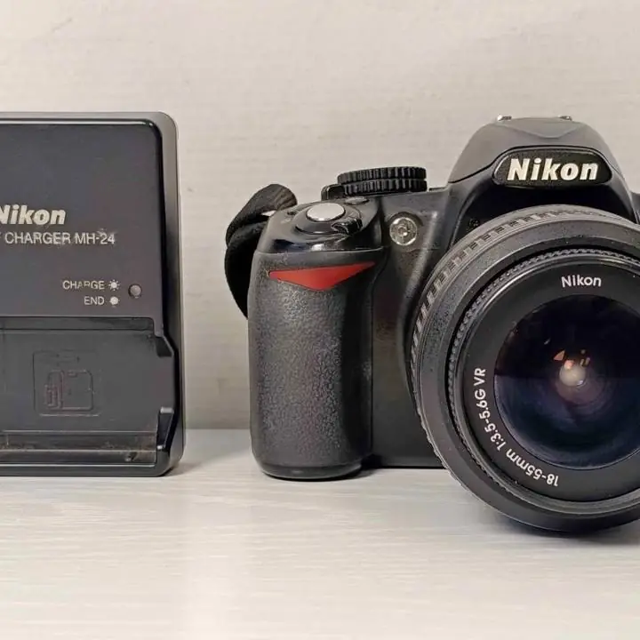 Camara Nikon D3100 más kit 18-55mm con cargador y batería
