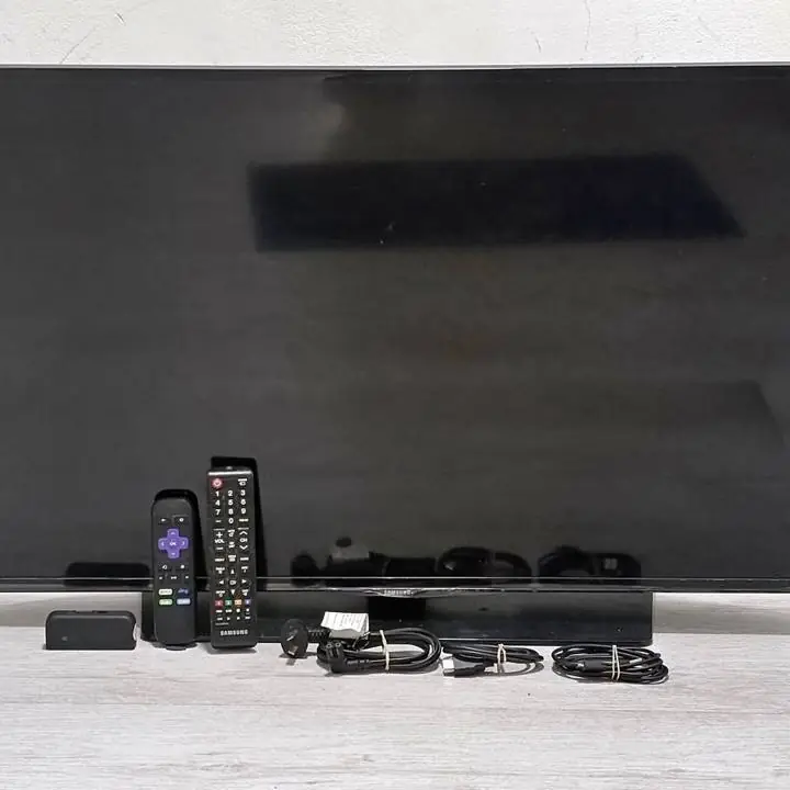 Televisor Samsung 40 LED c Roku controles y cables
