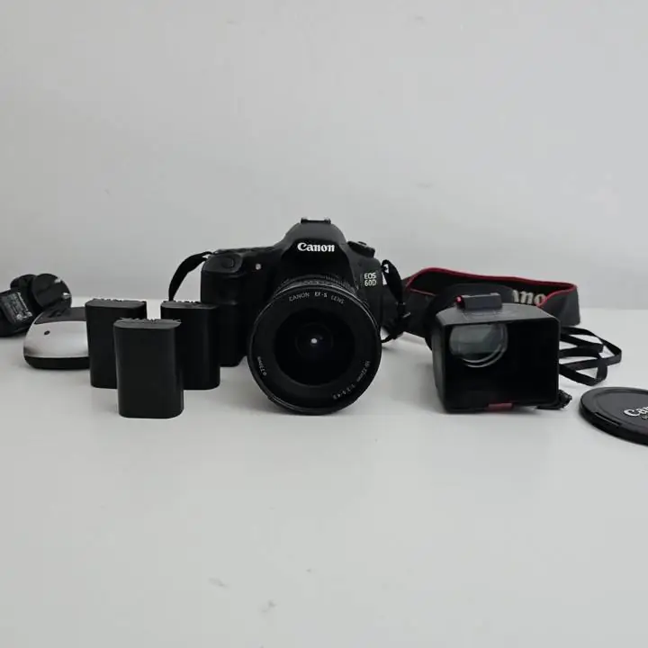 Camara canon eos 60D + lente 10 - 22mm + baterías + cargador