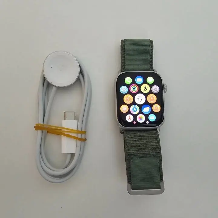 Apple watch serie 8 45mm + cable