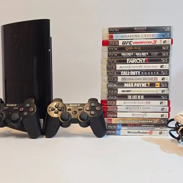 PlayStation Super Slim con juegos y 2 controles