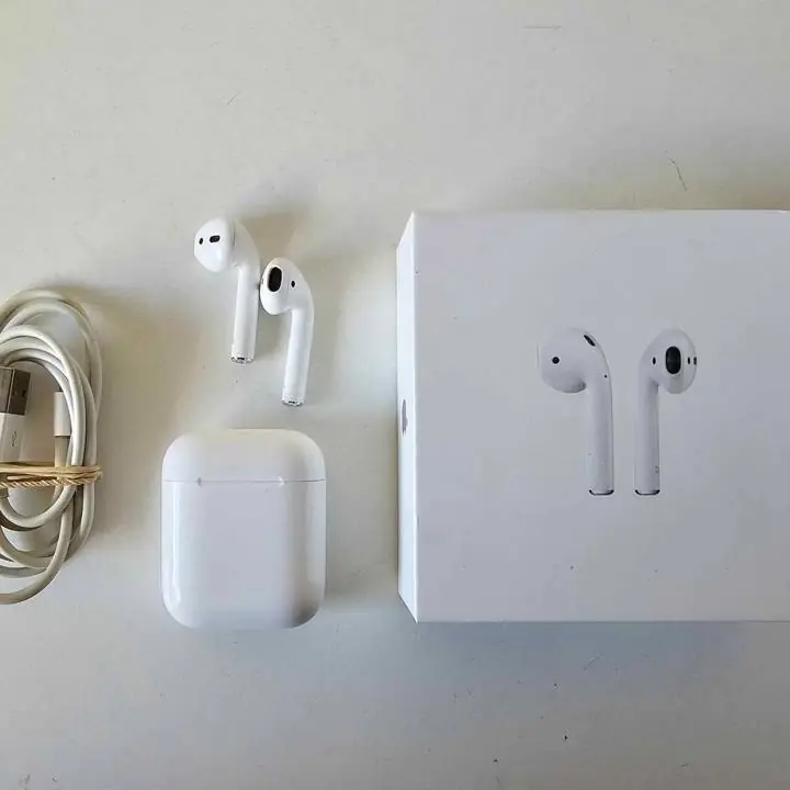Auriculares Apple AirPods 2 con caja y cable