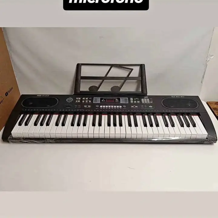 Órgano piano electrónico Music Workstation color negro pantalla led mq6133 61 teclas. con microfono