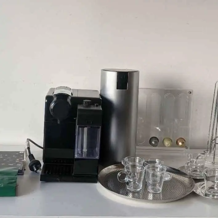 Cafeterra Nespresso Lattissima con Accesorios varios
