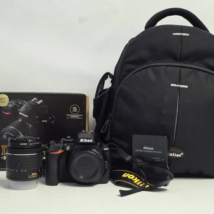 Camara nikon d5600 + lente 18-55mm + caja y mochila