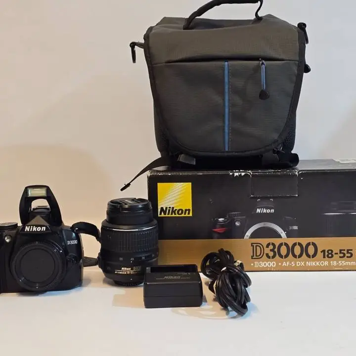 Camara Nikon D3000 + lente 18-55mm completo + caja+ bolso + cargador