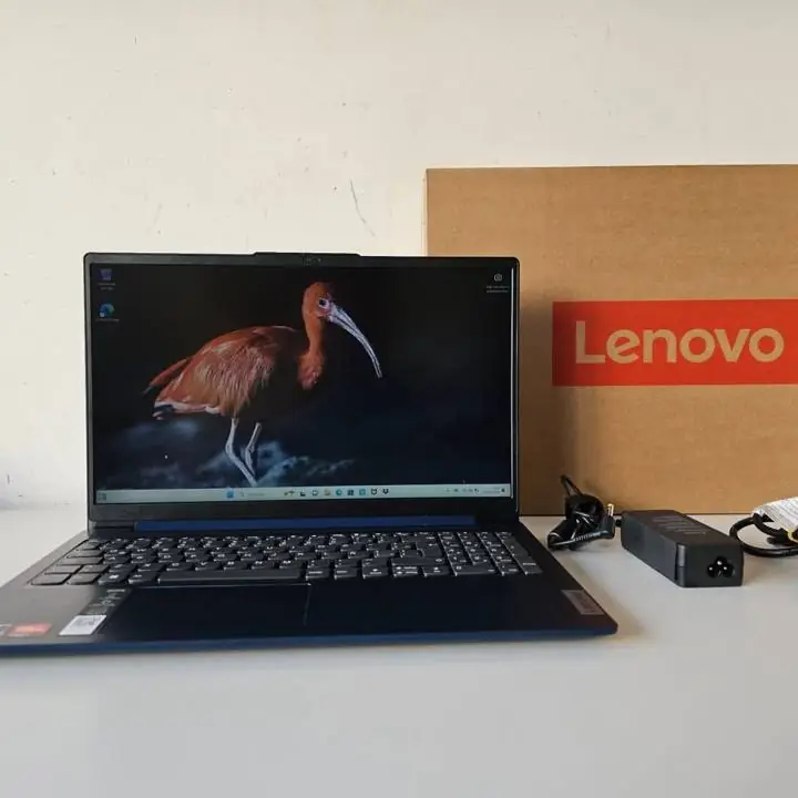 Notebook Lenovo Slim 3 15 Ryzen 3 7320u 8gb ram 256gb SSD + caja y cargador