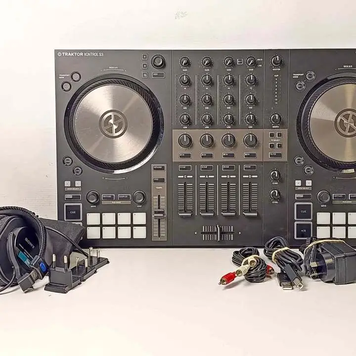 Consola traktor kontrol s3 con auriculares Sony MDR-7506, alimentación, cable USB y RCA