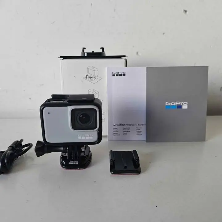 GoPro HERO7 White con manual, cable de carga y accesorios