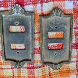 Lote de tres tapas de luz de bronce antiguas