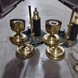 Dos veladores de bronce de estilo inglés
