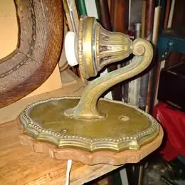 Antiguo aplique de bronce sin tulipa