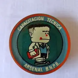 Pisapapeles y escudo de la escuela técnica de ARA en la BNPB