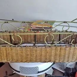 Canasta de hierro y mimbre