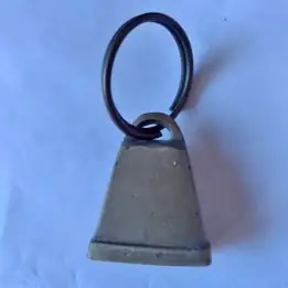 Llavero antiguo de bronce con formato de campana y badajo que funciona