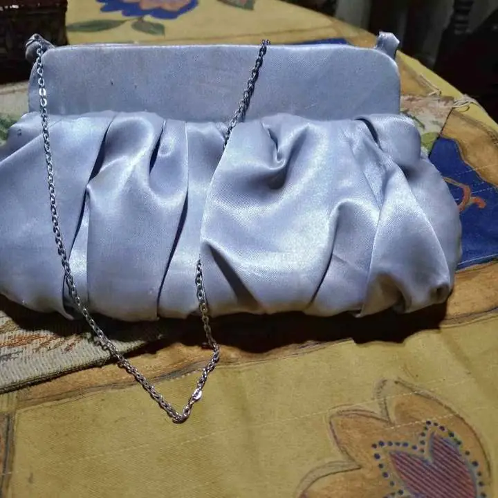 Cartera para fiesta sin uso forrada con cadena y broche