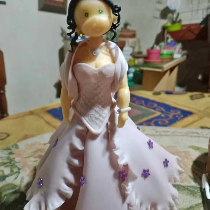 Muñeca hecha en porcelana fria