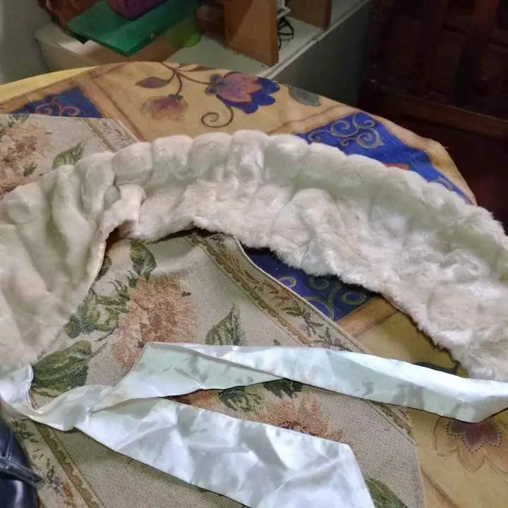 Cuello de piel con tiras de raso muy fino