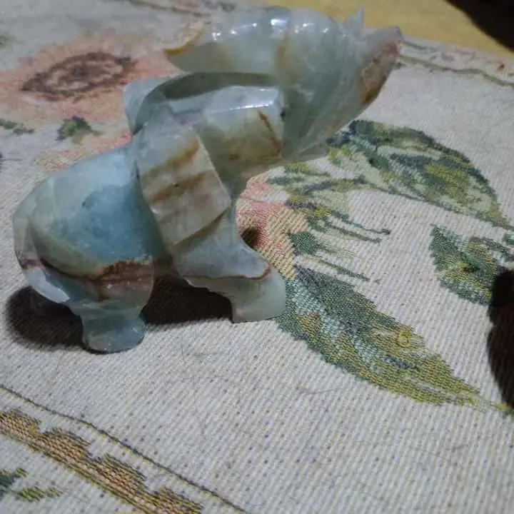 Elefantes y otros animales en piedra y marmol
