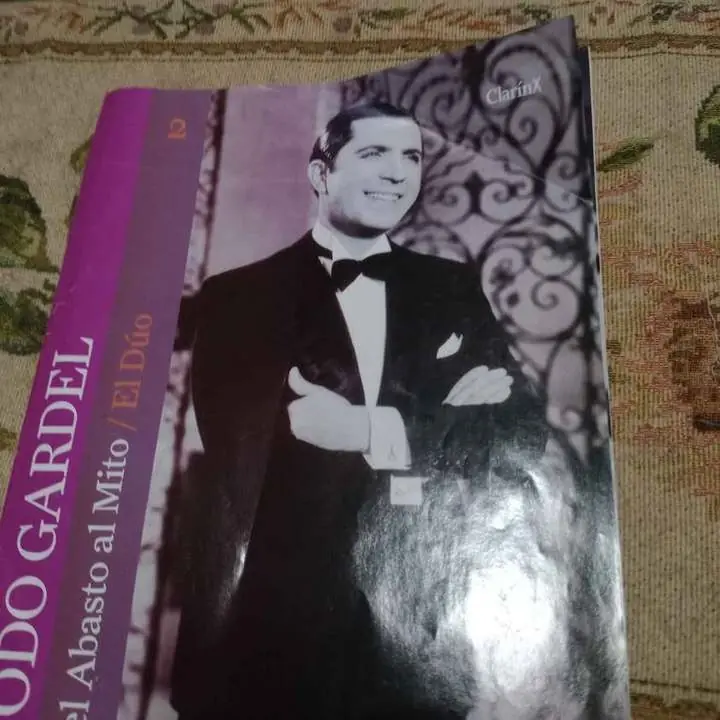 Fascículo vida de Carlos Gardel con datos importantes de su vida