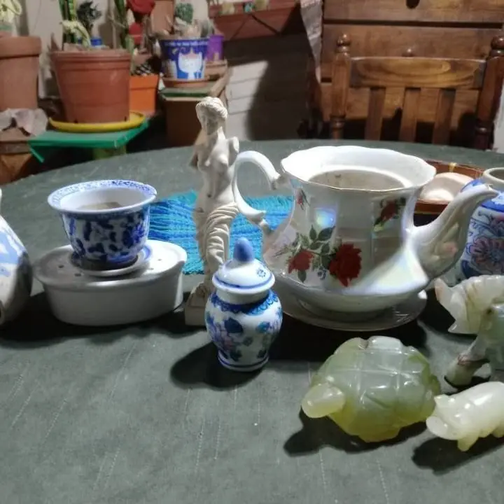 Figuras en piedra y porcelanas se venden