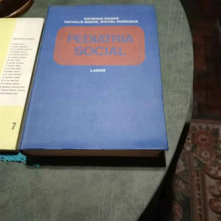 2 Tomos libros de Medicina ( inglés) y uno de Pediatría Social en Castellano