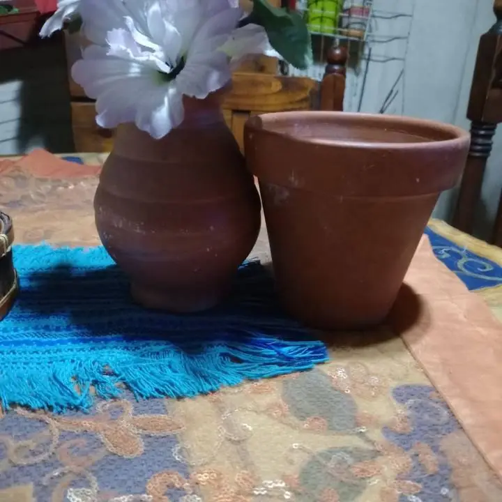Florero y maceta de barro