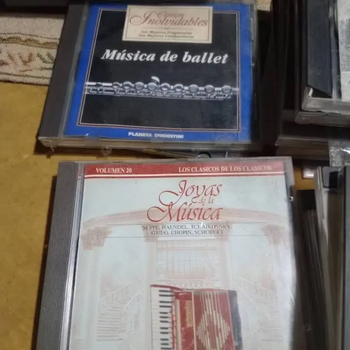 35 CD música Clásica +limpiador de CD+3 cartucheras porta CD con 51 peliculas
