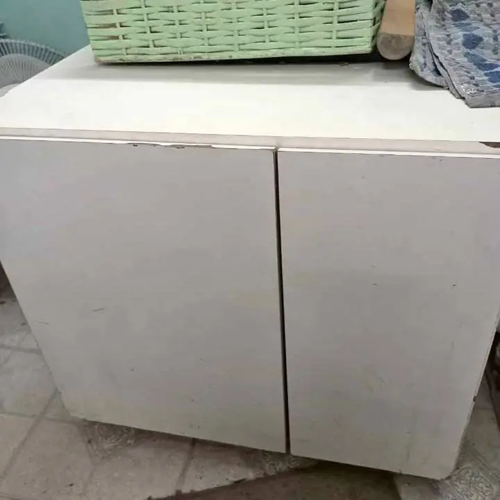 Mueble con rueditas y estantes muy profundos y cómodos