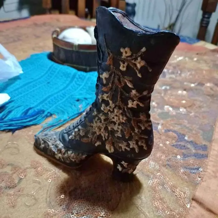 Adorno bota labrada en madera