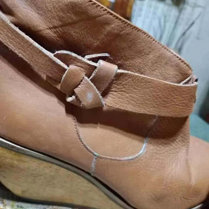Botas con cierre y chinelas de mujer cómodas números 37 y 36